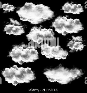 Collezione Big Cloud isolata su sfondo nero. Illustrazione di nuvole realistiche, set di nuvole di rendering 3D. Le nuvole si plasmare su uno sfondo nero solido Foto Stock