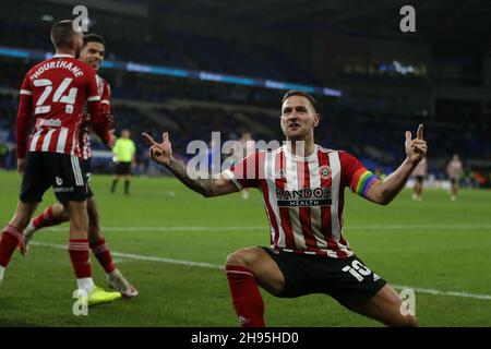 Cardiff, Regno Unito. 4 dicembre 2021. Billy Sharp di Sheffield United (10) festeggia dopo aver ottenuto il punteggio del suo 2° obiettivo. EFL Skybet Championship Match, Cardiff City contro Sheffield United al Cardiff City Stadium di Cardiff, Galles, sabato 4 dicembre 2021. Questa immagine può essere utilizzata solo a scopo editoriale. Solo per uso editoriale, licenza richiesta per uso commerciale. Nessun uso in scommesse, giochi o un singolo club/campionato/player pubblicazioni. pic di Andrew Orchard/Andrew Orchard sport fotografia/Alamy Live news credito: Andrew Orchard sport fotografia/Alamy Live News Foto Stock