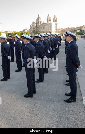 Marsiglia, Francia. 13 ottobre 2021. I vigili del fuoco marini sono visti allineati all'attenzione durante la cerimonia. La convenzione nazionale dei vigili del fuoco francesi si svolge a Marsiglia. Roxana Maracineanu, ministro delegato allo sport e giovani partecipa all'inaugurazione. L'obiettivo è sia rendere omaggio ai vigili del fuoco che sono morti nell'esercizio della loro funzione, sia presentare il know-how in tutti i campi dei diversi organi della sicurezza civile francese. (Foto di Laurent Coust/SOPA Images/Sipa USA) Credit: Sipa USA/Alamy Live News Foto Stock