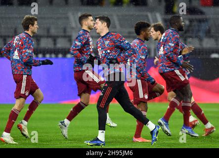 Dortmund, Germania. 4 dicembre 2021. Calcio, Bundesliga, Borussia Dortmund - FC Bayern München, Matchday 14 al Signal Iduna Park. Robert Lewandowski di Monaco e i suoi compagni di squadra si riscaldano. NOTA IMPORTANTE: In conformità con le norme della DFL Deutsche Fußball Liga e della DFB Deutscher Fußball-Bund, è vietato utilizzare o utilizzare fotografie scattate nello stadio e/o della partita sotto forma di immagini di sequenza e/o di serie fotografiche video-simili. Credit: Bernd Thissen/dpa/Alamy Live News Foto Stock