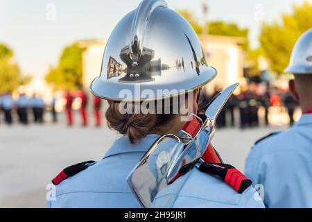 Marsiglia, Francia. 13 ottobre 2021. Un battaglione di vigili del fuoco con i loro caschi e hatchets è visto durante la cerimonia. La convenzione nazionale dei vigili del fuoco francesi è tenuta a Marsiglia. Roxana Maracineanu, ministro delegato allo sport e giovani partecipa all'inaugurazione. L'obiettivo è sia rendere omaggio ai vigili del fuoco che sono morti nell'esercizio della loro funzione, sia presentare il know-how in tutti i campi dei diversi organi della sicurezza civile francese. (Foto di Laurent Coust/SOPA Images/Sipa USA) Credit: Sipa USA/Alamy Live News Foto Stock