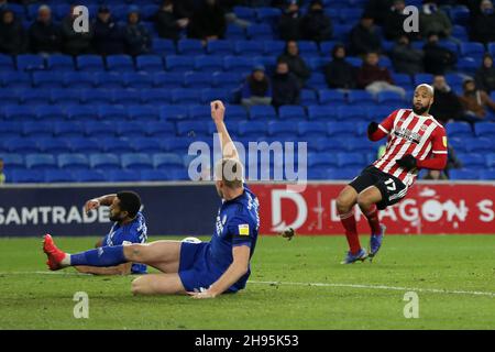 Cardiff, Regno Unito. 4 dicembre 2021. David McGoldrick di Sheffield United (17) segna il suo terzo obiettivo. EFL Skybet Championship Match, Cardiff City contro Sheffield United al Cardiff City Stadium di Cardiff, Galles, sabato 4 dicembre 2021. Questa immagine può essere utilizzata solo a scopo editoriale. Solo per uso editoriale, licenza richiesta per uso commerciale. Nessun uso in scommesse, giochi o un singolo club/campionato/player pubblicazioni. pic di Andrew Orchard/Andrew Orchard sport fotografia/Alamy Live news credito: Andrew Orchard sport fotografia/Alamy Live News Foto Stock