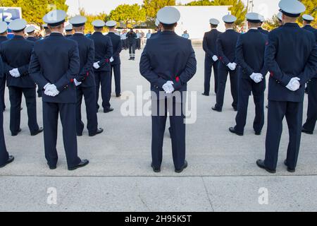 Marsiglia, Francia. 13 ottobre 2021. I vigili del fuoco marini sono visti allineati all'attenzione durante la cerimonia. La convenzione nazionale dei vigili del fuoco francesi si svolge a Marsiglia. Roxana Maracineanu, ministro delegato allo sport e giovani partecipa all'inaugurazione. L'obiettivo è sia rendere omaggio ai vigili del fuoco che sono morti nell'esercizio della loro funzione, sia presentare il know-how in tutti i campi dei diversi organi della sicurezza civile francese. (Foto di Laurent Coust/SOPA Images/Sipa USA) Credit: Sipa USA/Alamy Live News Foto Stock