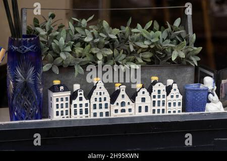 Bottiglie in ceramica blu e bianca modellate sulla tradizionale architettura olandese in esposizione in una finestra ad Amsterdam, Paesi Bassi. Foto Stock