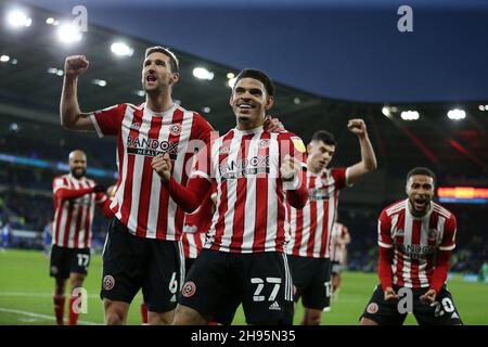 Cardiff, Regno Unito. 4 dicembre 2021. Morgan Gibbs-White di Sheffield United (r) celebra dopo un obiettivo. EFL Skybet Championship Match, Cardiff City contro Sheffield United al Cardiff City Stadium di Cardiff, Galles, sabato 4 dicembre 2021. Questa immagine può essere utilizzata solo a scopo editoriale. Solo per uso editoriale, licenza richiesta per uso commerciale. Nessun uso in scommesse, giochi o un singolo club/campionato/player pubblicazioni. pic di Andrew Orchard/Andrew Orchard sport fotografia/Alamy Live news credito: Andrew Orchard sport fotografia/Alamy Live News Foto Stock