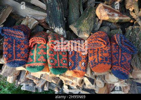 Calzini colorati in lana bosniaca primlavke su legno Foto Stock