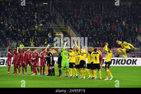 Dortmund, Germania. 4 dicembre 2021. Calcio, Bundesliga, Borussia Dortmund - FC Bayern München, Matchday 14 al Signal Iduna Park. I giocatori di entrambe le squadre sono in campo prima del calcio d'inizio. NOTA IMPORTANTE: In conformità con le norme della DFL Deutsche Fußball Liga e della DFB Deutscher Fußball-Bund, è vietato utilizzare o utilizzare fotografie scattate nello stadio e/o della partita sotto forma di immagini di sequenza e/o di serie fotografiche video-simili. Credit: Bernd Thissen/dpa/Alamy Live News Foto Stock