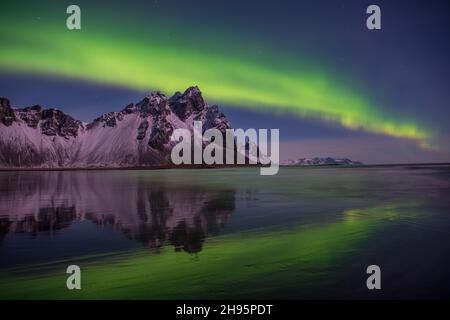 Aurora Borealis sopra la montagna Vestrahorn nel sud dell'Islanda Foto Stock