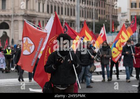 Roma, Italia. 4 dicembre 2021. Roma 04 dicembre 2021, dimostrazione organizzata da Cobas, ADL, si Cobas, SGB, USB, Usi e altre aziende del settore contro il governo di Mario Draghi. La protesta sindacale è stata chiamata "No Draghi day", e si svolgerà in varie piazze italiane per tutto il giorno. Credit: Independent Photo Agency/Alamy Live News Foto Stock