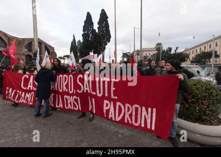 Roma, Italia. 4 dicembre 2021. Roma 04 dicembre 2021, dimostrazione organizzata da Cobas, ADL, si Cobas, SGB, USB, Usi e altre aziende del settore contro il governo di Mario Draghi. La protesta sindacale è stata chiamata "No Draghi day", e si svolgerà in varie piazze italiane per tutto il giorno. Credit: Independent Photo Agency/Alamy Live News Foto Stock