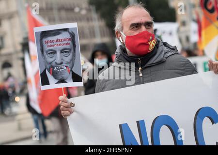 Roma, Italia. 4 dicembre 2021. Roma 04 dicembre 2021, dimostrazione organizzata da Cobas, ADL, si Cobas, SGB, USB, Usi e altre aziende del settore contro il governo di Mario Draghi. La protesta sindacale è stata chiamata "No Draghi day", e si svolgerà in varie piazze italiane per tutto il giorno. Credit: Independent Photo Agency/Alamy Live News Foto Stock