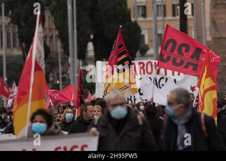 Roma, Italia. 4 dicembre 2021. Roma 04 dicembre 2021, dimostrazione organizzata da Cobas, ADL, si Cobas, SGB, USB, Usi e altre aziende del settore contro il governo di Mario Draghi. La protesta sindacale è stata chiamata "No Draghi day", e si svolgerà in varie piazze italiane per tutto il giorno. Credit: Independent Photo Agency/Alamy Live News Foto Stock