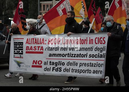 Roma, Italia. 4 dicembre 2021. Roma 04 dicembre 2021, dimostrazione organizzata da Cobas, ADL, si Cobas, SGB, USB, Usi e altre aziende del settore contro il governo di Mario Draghi. La protesta sindacale è stata chiamata "No Draghi day", e si svolgerà in varie piazze italiane per tutto il giorno. Credit: Independent Photo Agency/Alamy Live News Foto Stock