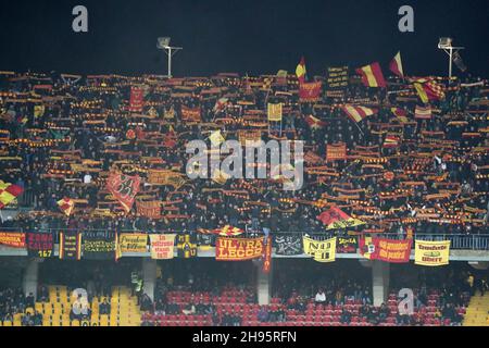 Lecce, Italia. 4 dicembre 2021. US Lecce tifosi durante US Lecce vs Reggina 1914, partita di calcio italiana Serie B a Lecce, Italia, Dicembre 04 2021 Credit: Independent Photo Agency/Alamy Live News Foto Stock