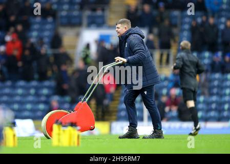 Blackburn, Regno Unito. 4 dicembre 2021. Tentativo di eliminare l'acqua dal passo con la macchina spugnatrice. EFL Skybet Championship Match, Blackburn Rovers v Preston North End presso il parco Ewood di Blackburn sabato 4 dicembre 2021. Questa immagine può essere utilizzata solo per scopi editoriali. Solo per uso editoriale, licenza richiesta per uso commerciale. Nessun uso in scommesse, giochi o un singolo club/campionato/giocatore publications.pic di Chris Stading/Andrew Orchard sport fotografia/Alamy Live News credito: Andrew Orchard sport fotografia/Alamy Live News Foto Stock