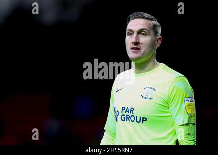 Blackburn, Regno Unito. 4 dicembre 2021. Blackburn Rovers Goalkeeper le pere Aynsley si guarda sopra. EFL Skybet Championship Match, Blackburn Rovers v Preston North End presso il parco Ewood di Blackburn sabato 4 dicembre 2021. Questa immagine può essere utilizzata solo per scopi editoriali. Solo per uso editoriale, licenza richiesta per uso commerciale. Nessun uso in scommesse, giochi o un singolo club/campionato/giocatore publications.pic di Chris Stading/Andrew Orchard sport fotografia/Alamy Live News credito: Andrew Orchard sport fotografia/Alamy Live News Foto Stock