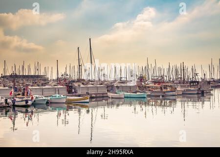 Barche a vela ormeggiate a Cannes, Francia, con cielo blu e nuvole bianche Foto Stock