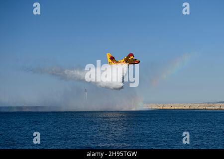 Marsiglia, Francia. 13 ottobre 2021. Un arcobaleno è visto durante una dimostrazione di Canadair che cade il loro carico d'acqua per spegnere un fuoco. La convenzione nazionale dei vigili del fuoco francesi si tiene a Marsiglia. Roxana Maracineanu, ministro delegato allo sport e giovani partecipa all'inaugurazione. L'obiettivo è sia rendere omaggio ai vigili del fuoco che sono morti nell'esercizio della loro funzione, sia presentare il know-how in tutti i campi dei diversi organi della sicurezza civile francese. (Credit Image: © Laurent Coust/SOPA Images via ZUMA Press Wire) Foto Stock