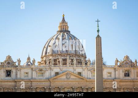 Vista frontale sulla cupola della basilica di San Pietro in Vaticano, Italia Foto Stock