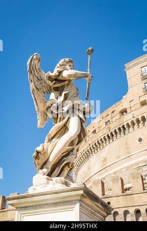 Statua di un Angelo a Castel di Angelo in Vaticano con sfondo cielo blu Foto Stock