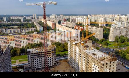 Nuovi e alti edifici di appartamenti in costruzione. Foto aerea in serata di sole Foto Stock