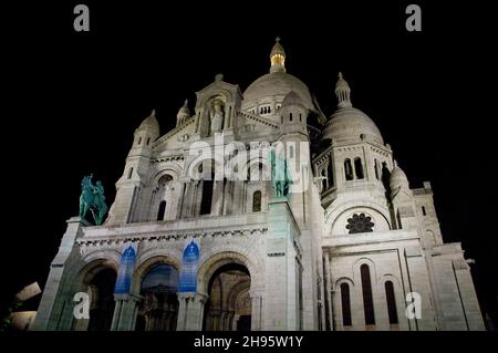 Cattedrale del Sacro cuore di notte a Montmartre Parigi Francia Foto Stock