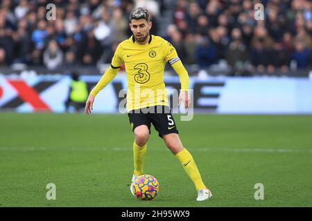 Londra, Regno Unito. 4 dicembre 2021. Jorginho di Chelsea in azione durante il gioco. Premier League Match, West Ham Utd v Chelsea al London Stadium, Queen Elizabeth Olympic Park di Londra sabato 4 dicembre 2021. Questa immagine può essere utilizzata solo a scopo editoriale. Solo per uso editoriale, licenza richiesta per uso commerciale. Nessun uso in scommesse, giochi o un singolo club/campionato/player pubblicazioni. pic di Steffan Bowen/Andrew Orchard sport fotografia/Alamy Live news credito: Andrew Orchard sport fotografia/Alamy Live News Foto Stock