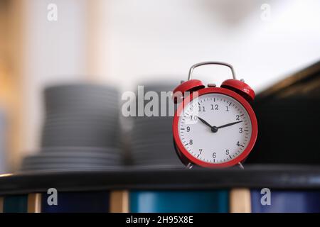 Sveglia rossa sul tavolo da cucina, primo piano Foto Stock