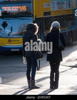 Due giovani donne a Dublino Irlanda Foto Stock