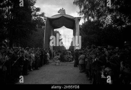 Warszawa, 1947-08-01. Obchody trzeciej rocznicy wybuchu Powstania Warszawskiego. Uroczystoœci na Cmentarzu Wojskowym na Pow¹zkach przy Mauzoleum Obroñców Warszawy. wb/gr PAP Varsavia, 1 agosto 1947. Il 3° anniversario della rivolta di Varsavia. Cerimonia presso il cimitero militare di Powazki. wb/gr PAP Foto Stock