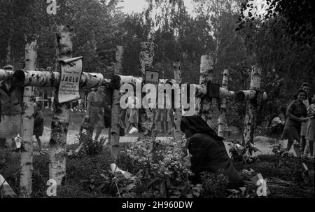 Warszawa, 1947-08-01. Obchody trzeciej rocznicy wybuchu Powstania Warszawskiego. NZ. Kobieta modl¹ca siê na Cmentarzu Wojskowym na Pow¹zkach. wb/gr PAP Varsavia, 1 agosto 1947. Il 3° anniversario della rivolta di Varsavia. Nella foto: Donna in preghiera al cimitero militare di Powazki. wb/gr PAP Foto Stock