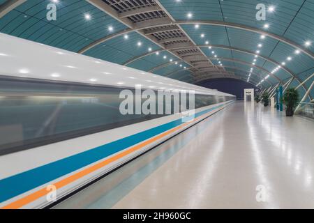 Shanghai, Cina - 02 gennaio 2017: Partenza del treno magnetico Shanghai TransRapid Maglev. È il primo maglev commerciale ad alta velocità con cr Foto Stock