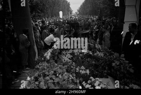 Warszawa, 1947-08-01. Obchody trzeciej rocznicy wybuchu Powstania Warszawskiego. Uroczystoœci na Cmentarzu Wojskowym na Pow¹zkach przy Mauzoleum Obroñców Warszawy. sk³adanie wieñców pz. NZ. wb/gr PAP Varsavia, 01 agosto 1947. Il 3° anniversario della rivolta di Varsavia. La cerimonia presso il cimitero militare di Powazki. Nella foto: Posa della corona. wb/gr PAP Foto Stock