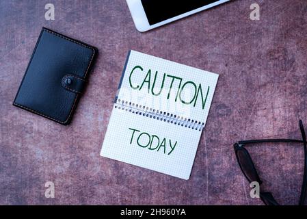 Inspirazione che mostra il segno attenzione. Vetrina aziendale cura di evitare pericoli o errori prevenzione dei segnali di avvertimento in legno desktable con smartphone Foto Stock