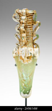 Bottiglia, IV-VI secolo. Vetro soffiato. Tardo romano o antico bizantino; costa della Siria o della Palestina. Foto Stock