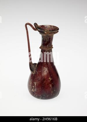 Caraffa, IV secolo. Vetro soffiato. Tardo romano o bizantino; Mediterraneo orientale, Siria. Foto Stock