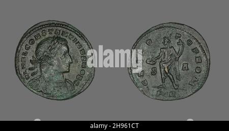 Moneta raffigurante l'imperatore Costantino i, 307-337 d.C. Genius in piedi sul retro. Constato ad Augusta Treverorum (Treviri moderno in Germania). Foto Stock