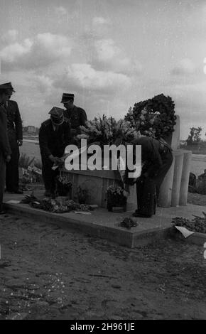 Warszawa, 1947-08-01. Obchody trzeciej rocznicy wybuchu Powstania Warszawskiego. NZ. uroczystoœci na Przyczó³ku Czerniakowskim. wb/gr PAP Varsavia, 1 agosto 1947. Il 3° anniversario della rivolta di Varsavia. Nella foto: Cerimonia presso l'abutment di Czerniakow. wb/gr PAP Foto Stock