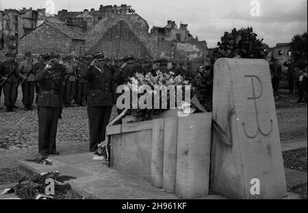 Warszawa, 1947-08-01. Obchody trzeciej rocznicy wybuchu Powstania Warszawskiego. NZ. uroczystoœci na Przyczó³ku Czerniakowskim. wb/gr PAP Varsavia, 1 agosto 1947. Il 3° anniversario della rivolta di Varsavia. Nella foto: Cerimonia presso l'abutment di Czerniakow. wb/gr PAP Foto Stock