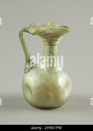 Caraffa, II-IV secolo. Vetro soffiato. Romana; Levante o Siria. Foto Stock