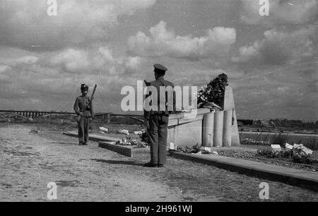 Warszawa, 1947-08-01. Obchody trzeciej rocznicy wybuchu Powstania Warszawskiego. NZ. uroczystoœci na Przyczó³ku Czerniakowskim. W g³êbi la maggior parte di Poniatowskiego. wb/gr PAP Varsavia, 1 agosto 1947. Il 3° anniversario della rivolta di Varsavia. Nella foto: Cerimonia all'abutment di Czerniakow. Il ponte di Poniatowski sullo sfondo. wb/gr PAP Foto Stock