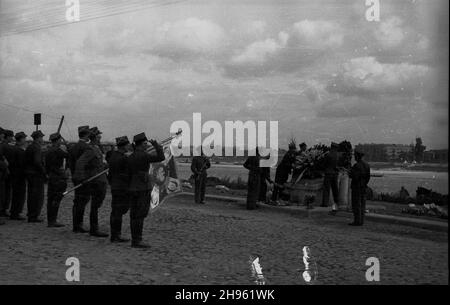 Warszawa, 1947-08-01. Obchody trzeciej rocznicy wybuchu Powstania Warszawskiego. NZ. uroczystoœci na Przyczó³ku Czerniakowskim. wb/gr PAP Varsavia, 1 agosto 1947. Il 3° anniversario della rivolta di Varsavia. Nella foto: Cerimonia presso l'abutment di Czerniakow. wb/gr PAP Foto Stock