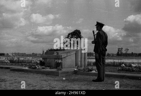 Warszawa, 1947-08-01. Obchody trzeciej rocznicy wybuchu Powstania Warszawskiego. NZ. uroczystoœci na Przyczó³ku Czerniakowskim. wb/gr PAP Varsavia, 1 agosto 1947. Il 3° anniversario della rivolta di Varsavia. Nella foto: Cerimonia presso l'abutment di Czerniakow. wb/gr PAP Foto Stock