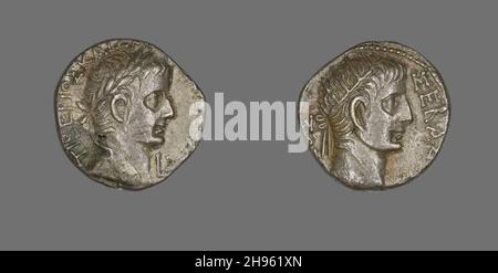 Tetradrachm (Coin) raffigurante l'imperatore Tiberio, 14-37 CE. Inverso: Capo di Augusto, padre adottivo di Tiberio. Coniò ad Alessandria, (nell'Egitto moderno). Foto Stock