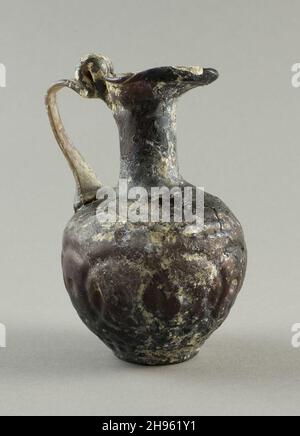 Caraffa, IV-V secolo. Vetro soffiato. Romana; Levante o Siria. Foto Stock