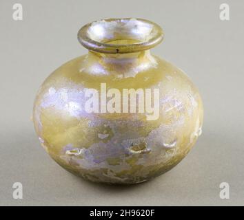 Bottiglia, II-IV secolo. Vetro soffiato. Romana; Levante o Siria. Foto Stock