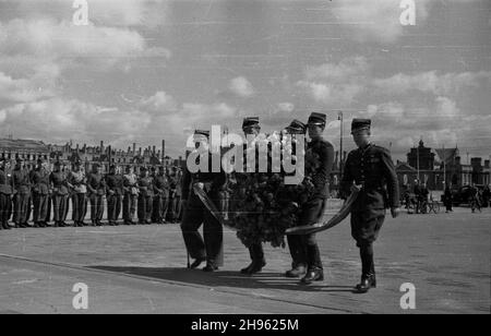 Warszawa, 1947-08-01. Obchody trzeciej rocznicy wybuchu Powstania Warszawskiego. NZ. Uroczyste z³o¿enie wieñców na Grobie Nieznanego ¯o³nierza (GN¯). wb/gr PAP Varsavia, 1 agosto 1947. Il 3° anniversario della rivolta di Varsavia. Nella foto: La cerimonia della corona di posa alla Tomba del Milite Ignoto. wb/gr PAP Foto Stock