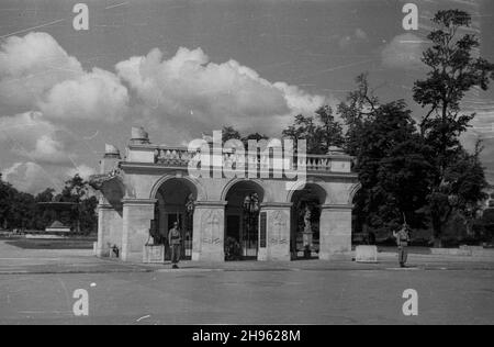 Warszawa, 1947-08-01. Obchody trzeciej rocznicy wybuchu Powstania Warszawskiego. NZ. warta honorowa przed Grobem Nieznanego ¯o³nierza (GN¯). wb/gr PAP Varsavia, 1 agosto 1947. Il 3° anniversario della rivolta di Varsavia. Cerimonia presso il cimitero militare di Powazki. Nella foto: Guardia d'onore alla Tomba del Milite Ignoto. wb/gr PAP Foto Stock