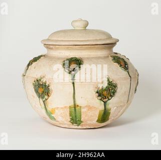 Vaso coperto con medaglioni, dinastia Tang (618-906). Foto Stock