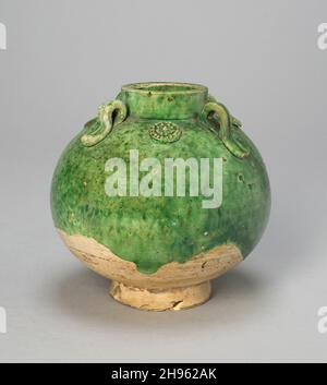 Vaso globulare con manici ad anello e medaglioni, dinastia Tang (618-906), VIII secolo. Foto Stock